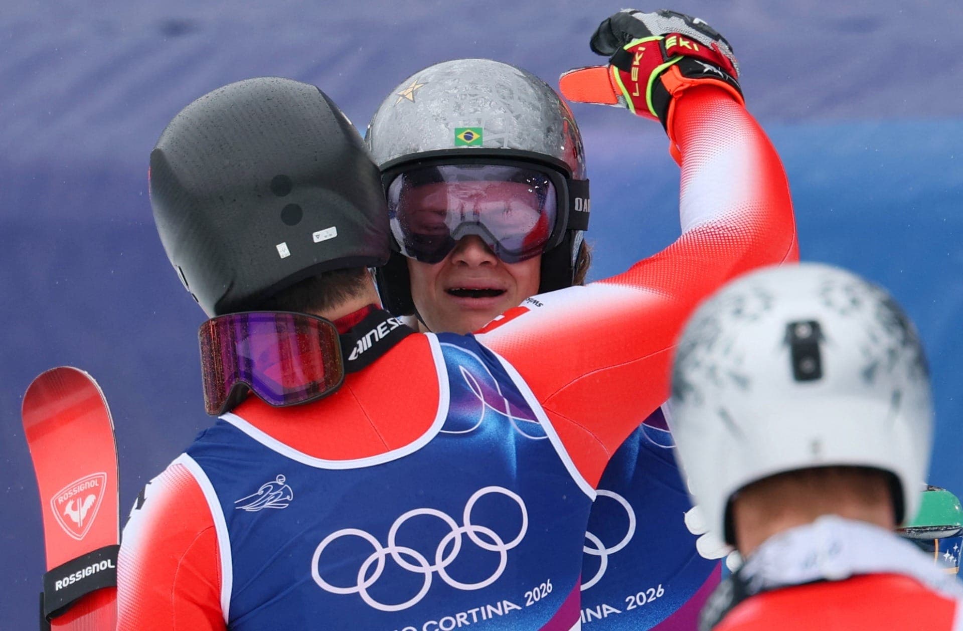 Lucas Braathen chora ao conqusitar o ouro