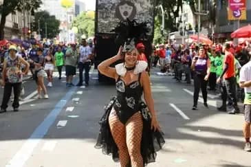 Rainha do bloco Paolla de Oliveira chega ao cortejo