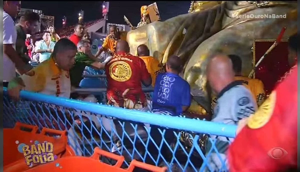 Acidente com alegoria deixa ferido na Série Ouro