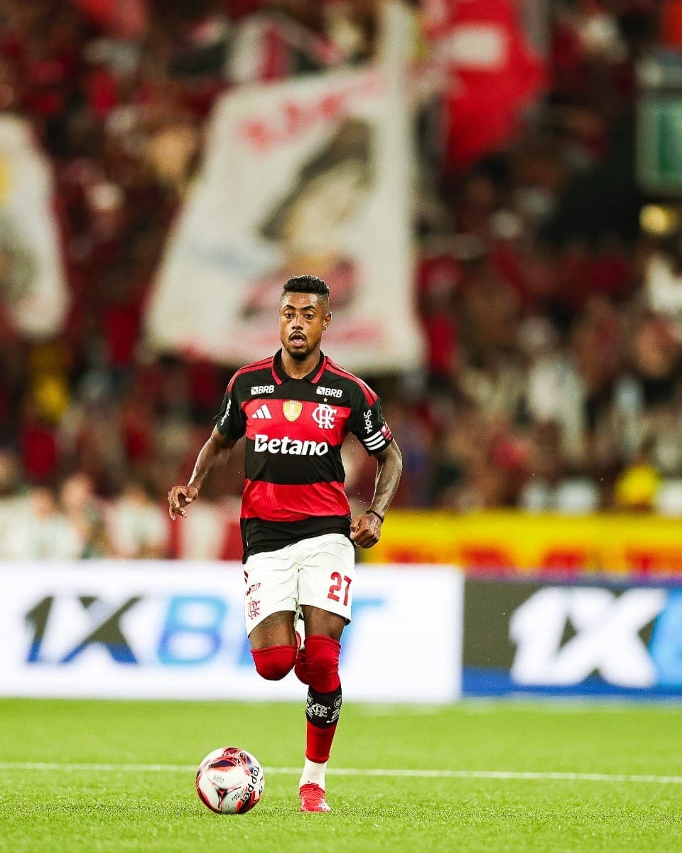 Bruno Henrique em duelo contra o Botafogo