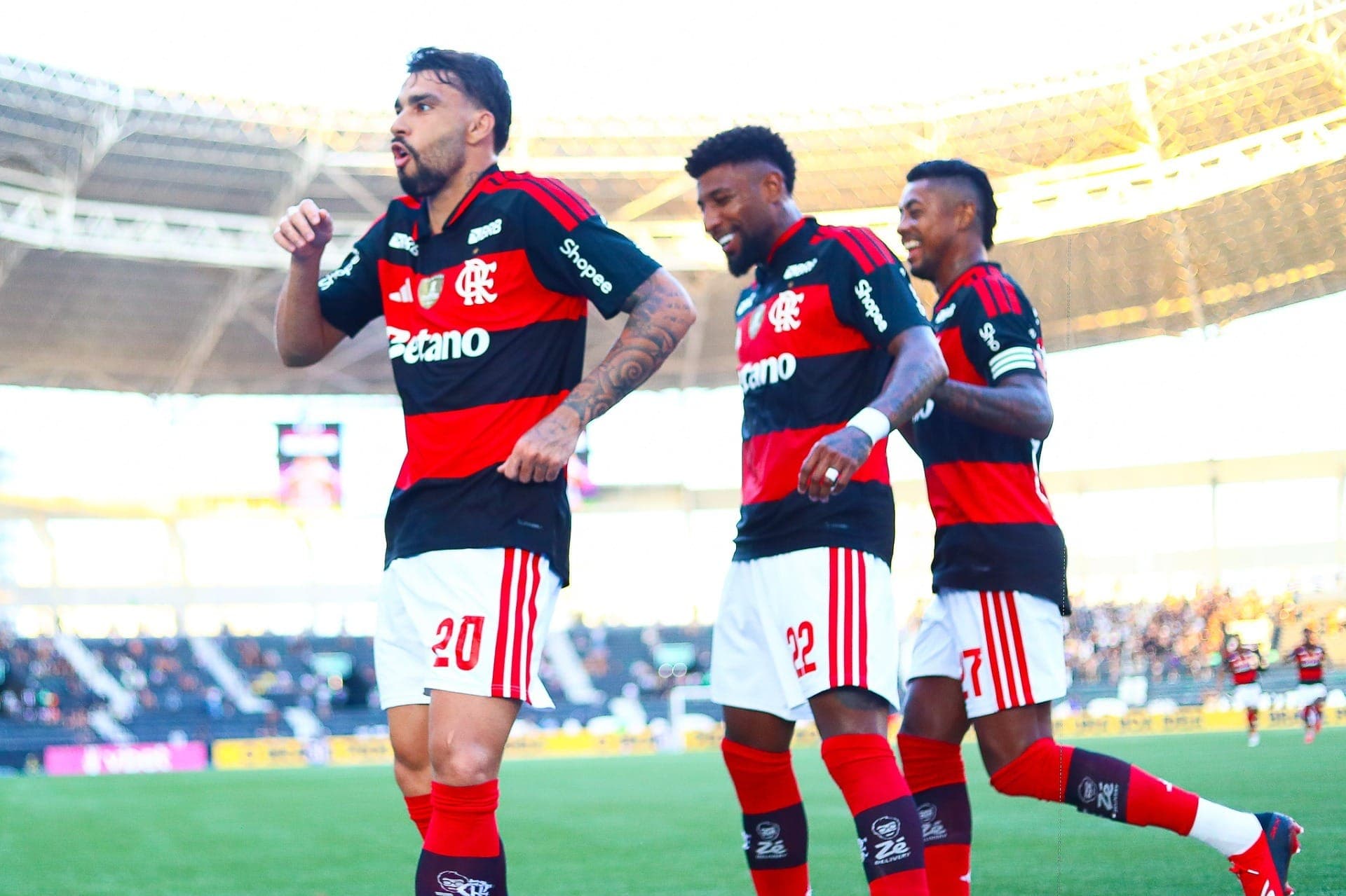 Festa para o gol de Lucas Paquetá