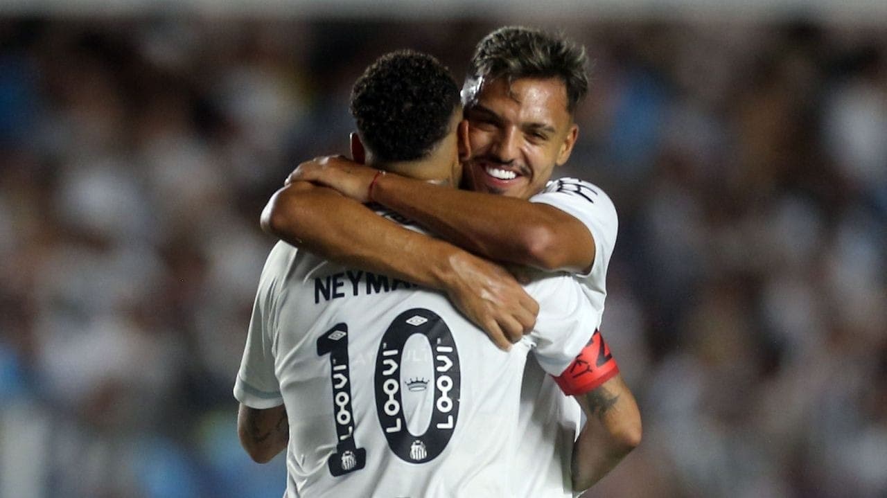 Gabriel Menino comemora com Neymar em goleada do Santos