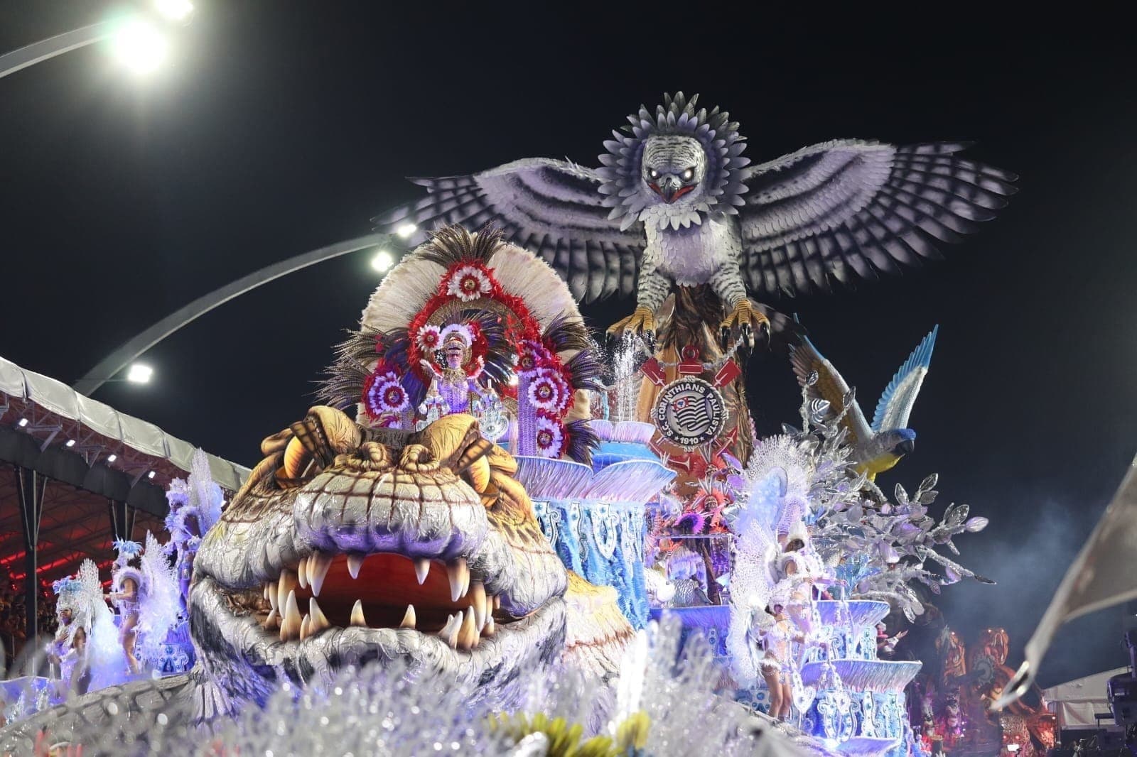 Gaviões da Fiel e seu carro alegórico no desfile em SP