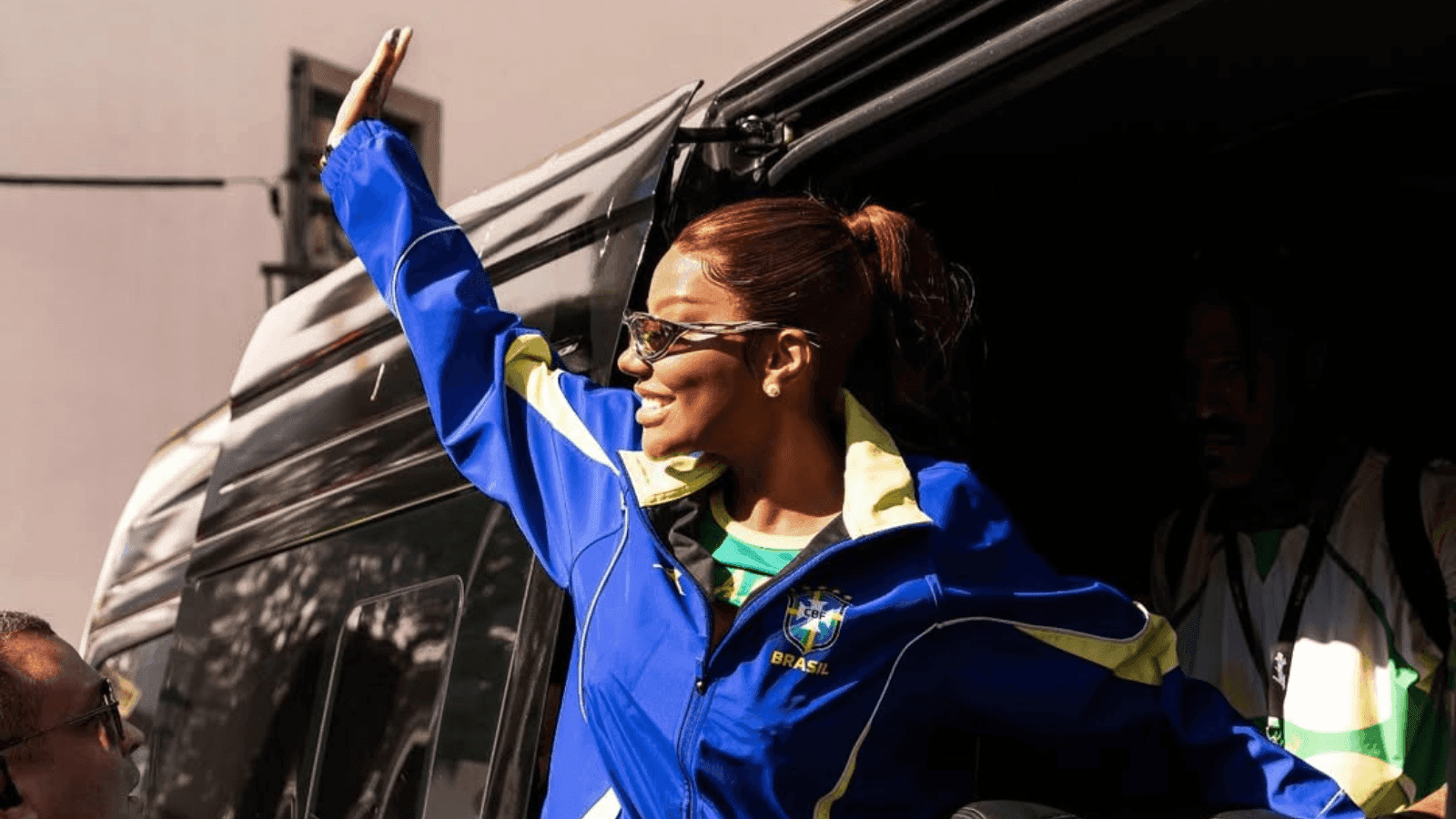 Ludmilla usa suposta jaqueta da Seleção Brasileira para a Copa do Mundo
