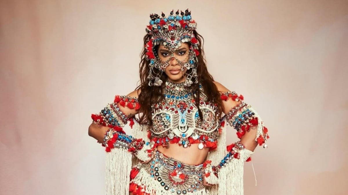 Anitta usa look inspirado em orixás para megabloco no Rio de Janeiro