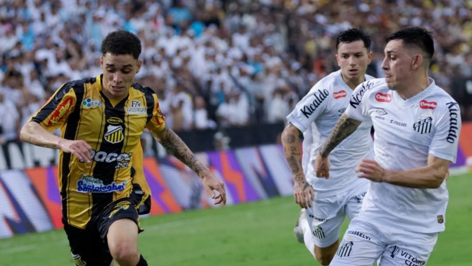 Lance de Novorizotino e Santos, pelas quartas do Paulistão