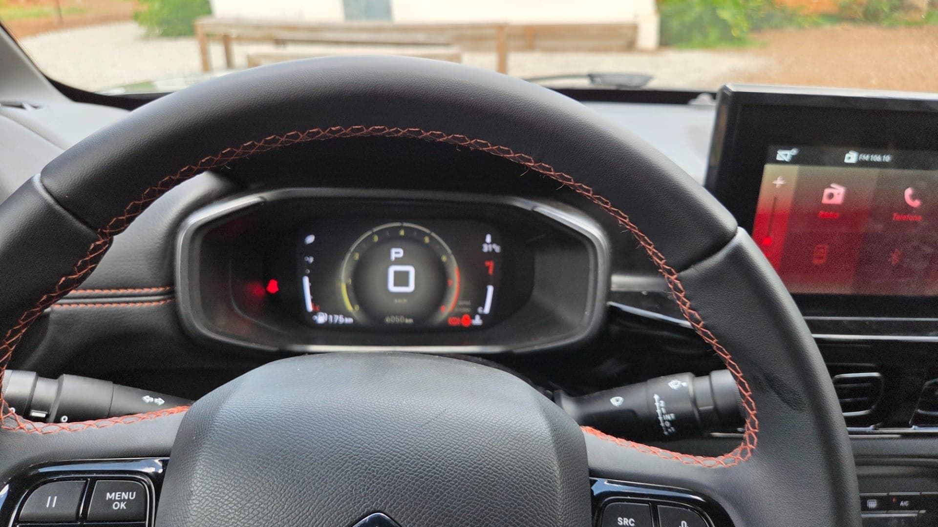 Acabamento escurecido reforça identidade da versão Dark Edition