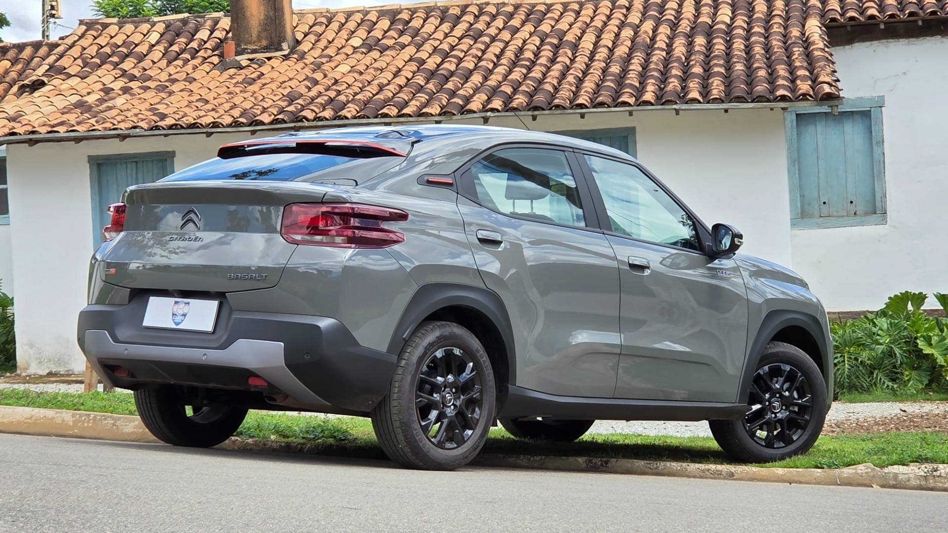 Aerofólio e lanternas horizontais marcam o estilo mais esportivo