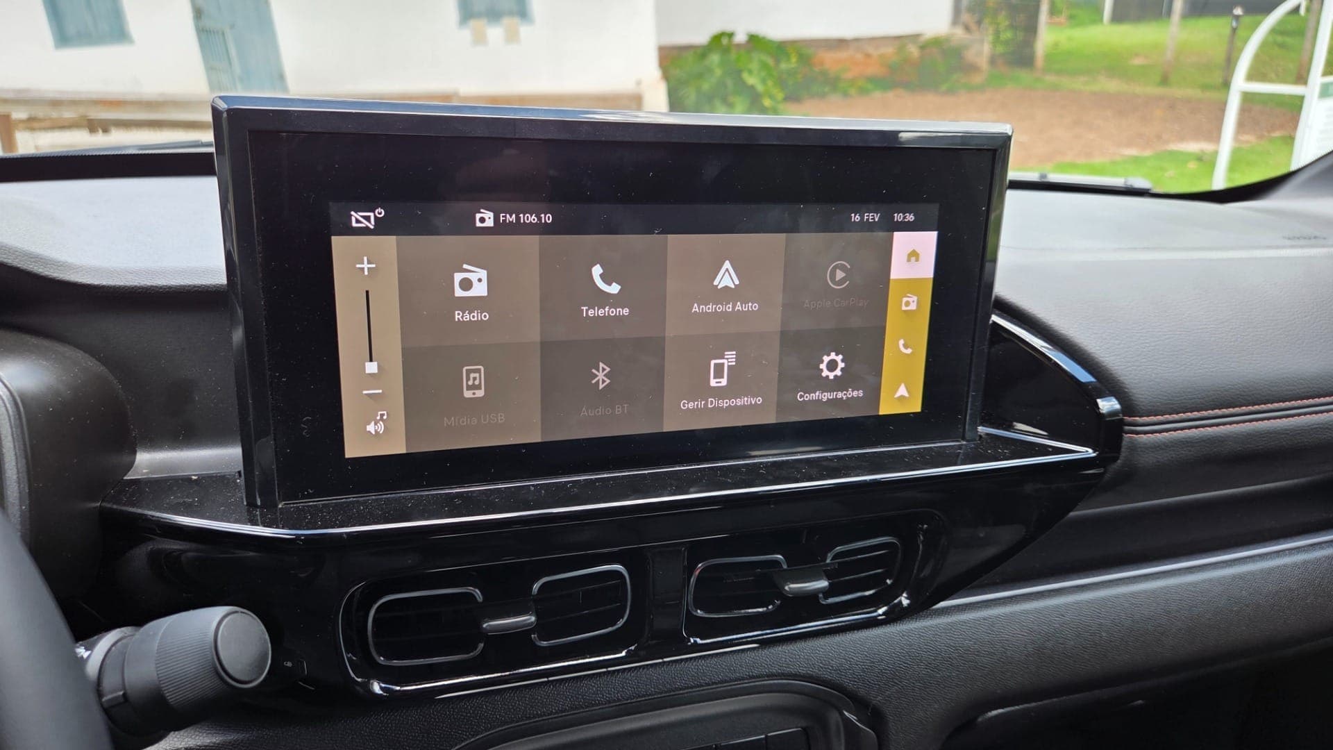 Central multimídia flutuante concentra comandos e conectividade