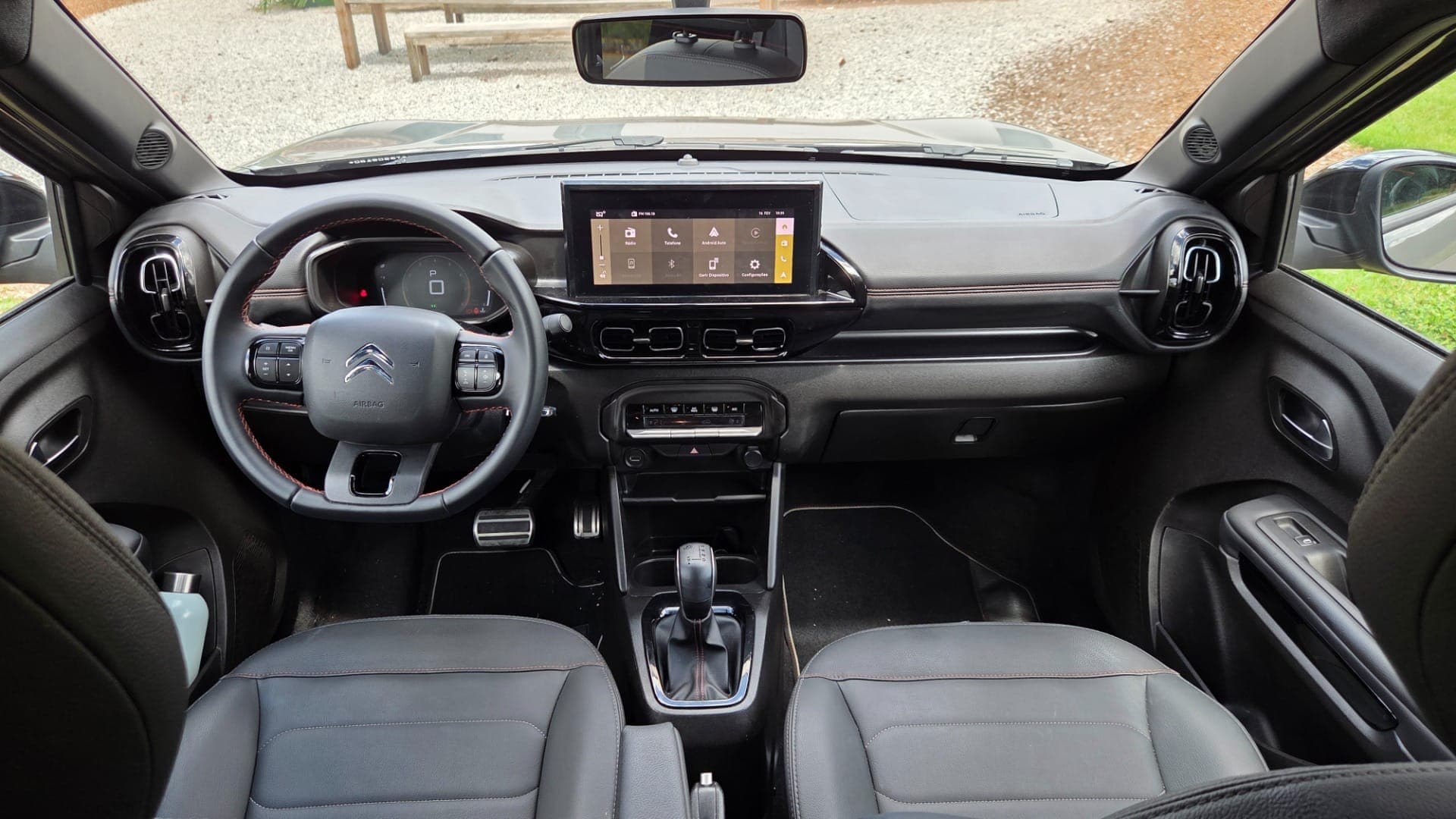 Painel digital de 7 polegadas prioriza leitura simples e objetiva