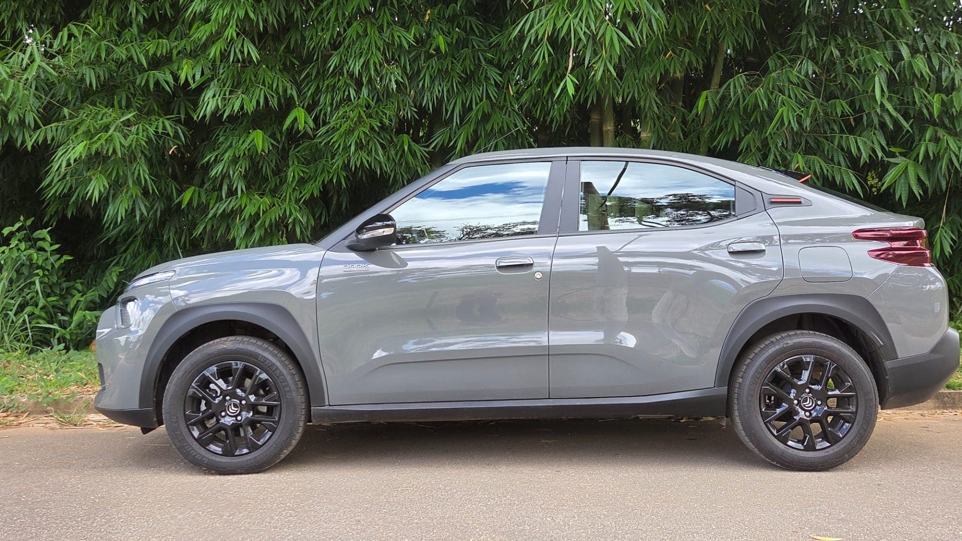 Perfil SUV cupê destaca linha de teto inclinada e rodas de 16 polegadas