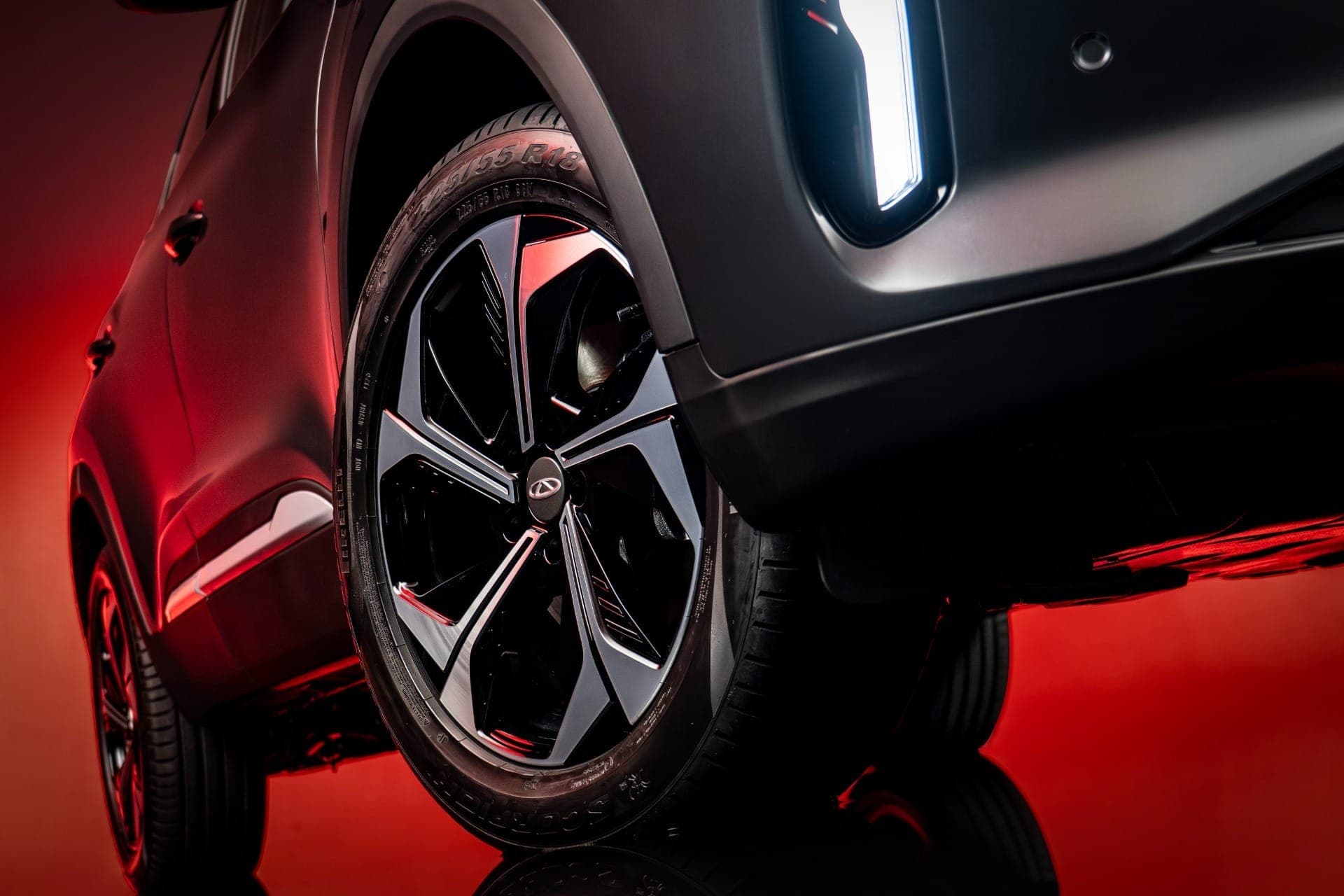 Rodas de até 18 polegadas reforçam o visual mais robusto da versão Pro