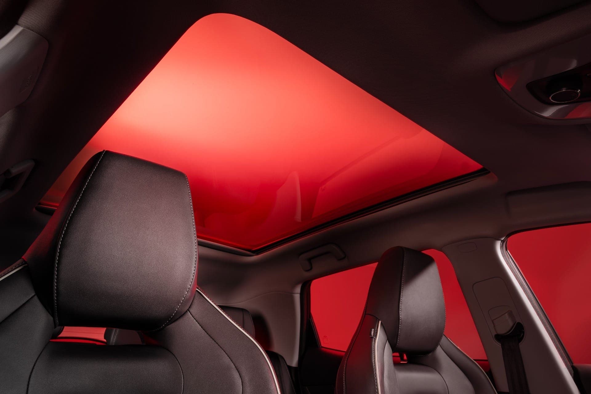 Teto panorâmico amplia a sensação de espaço na cabine