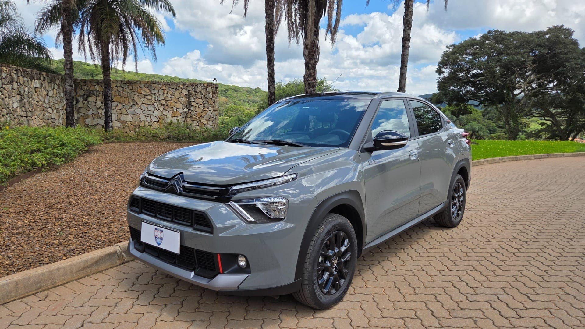 Versão topo de linha aposta no visual escurecido e bom porta-malas