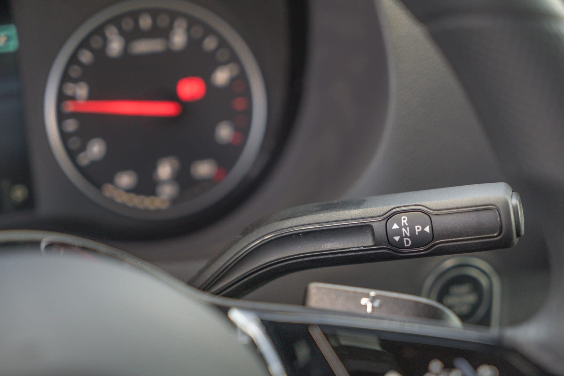 Detalhe do volante multifuncional e do seletor da transmissão automática