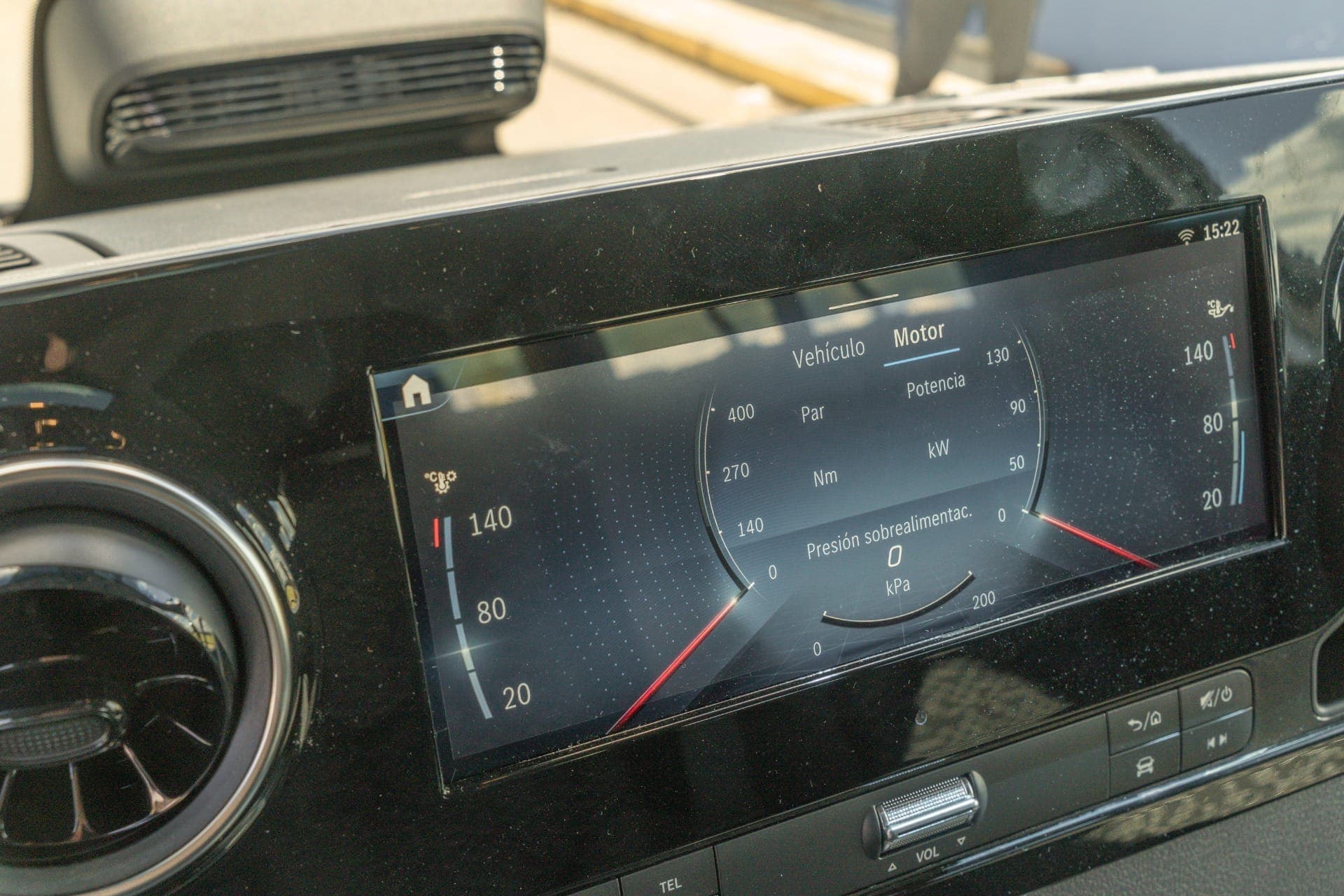 Painel da versão com 9G-Tronic destaca foco em ergonomia e condução urbana