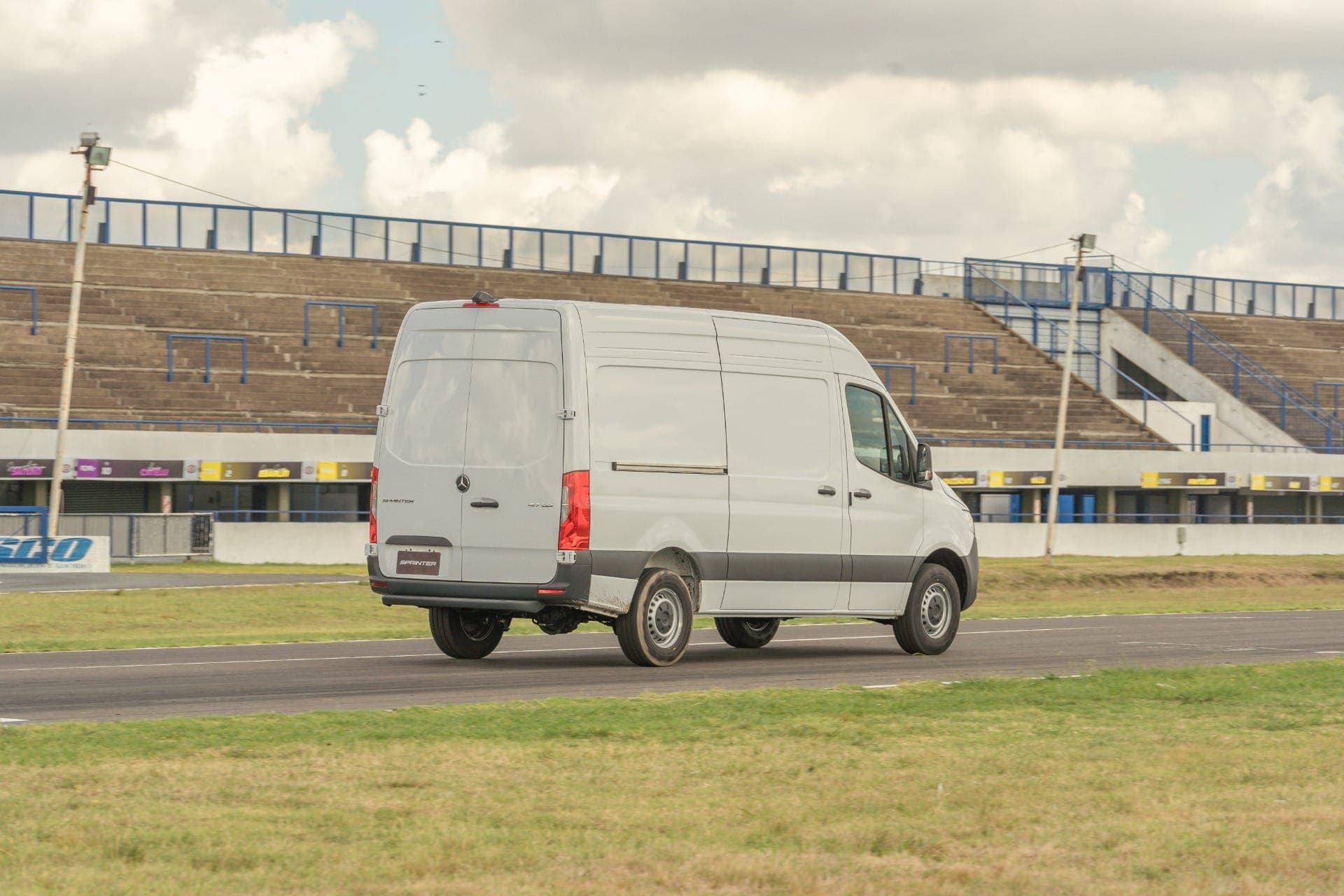 Perfil da Sprinter automática produzida na Argentina para o mercado brasileiro
