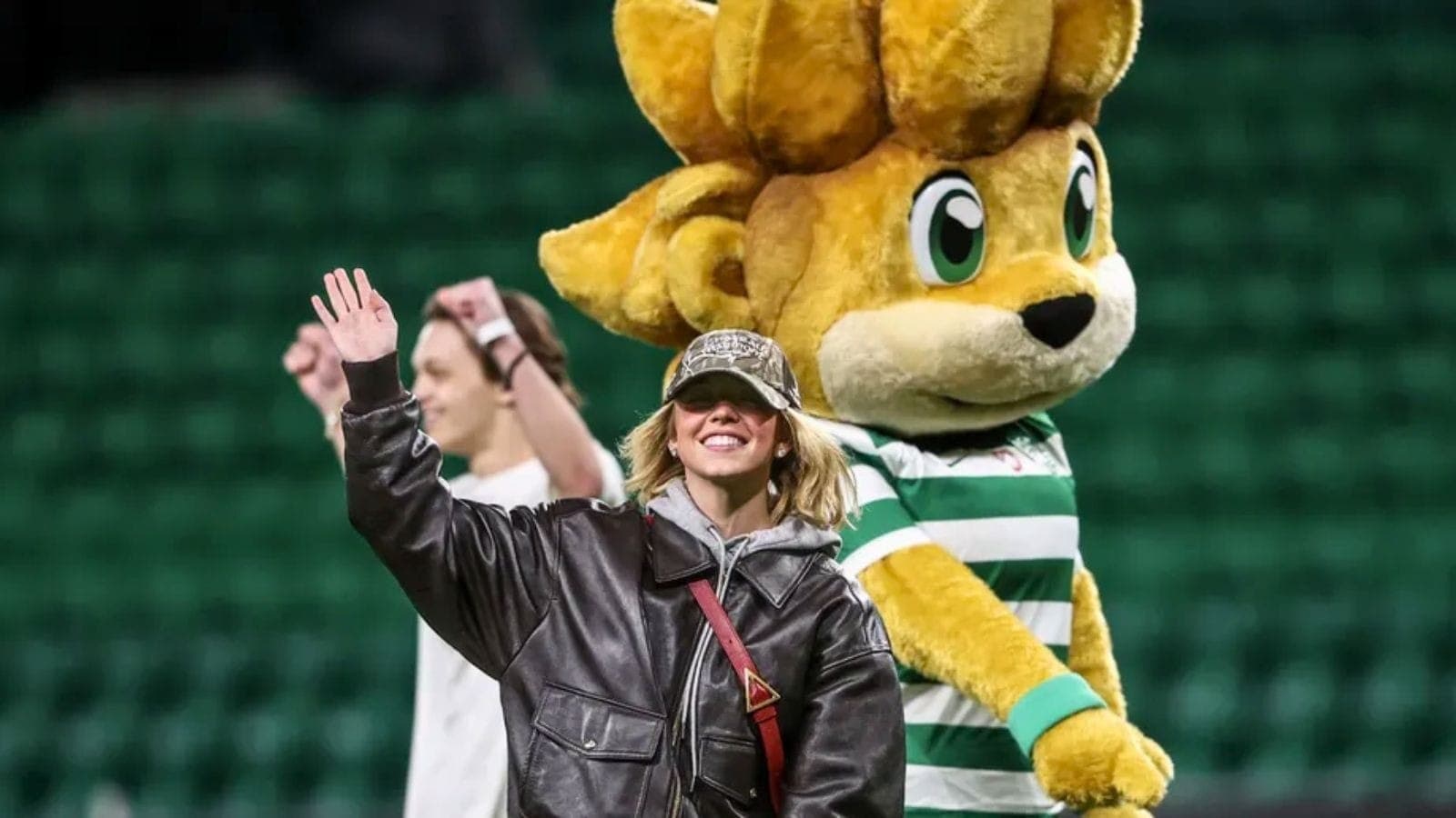 Sydney Sweeney brincou com mascote do Sporting e ganhou camisa do clube português