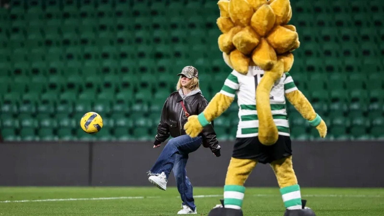 Sydney Sweeney brincou com mascote do Sporting e ganhou camisa do clube português