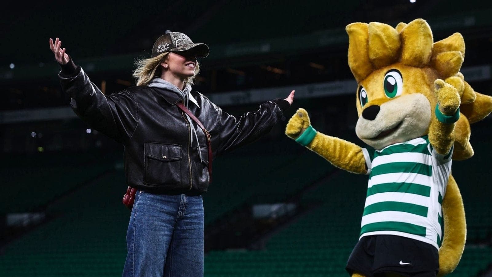 Sydney Sweeney brincou com mascote do Sporting e ganhou camisa do clube português
