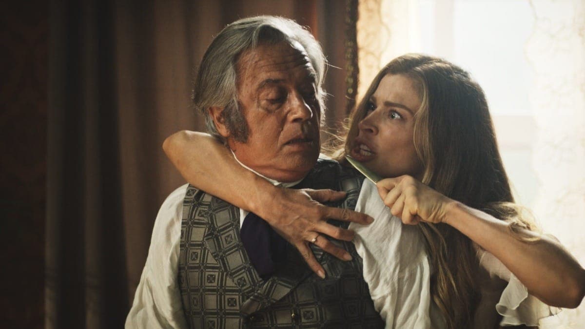 Beja ameaça Motta com uma faca e exige que seja libertada