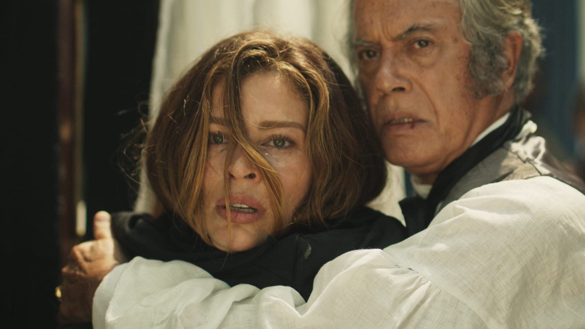 Após ser abusada, Beja se depara com manifestação em frente à igreja