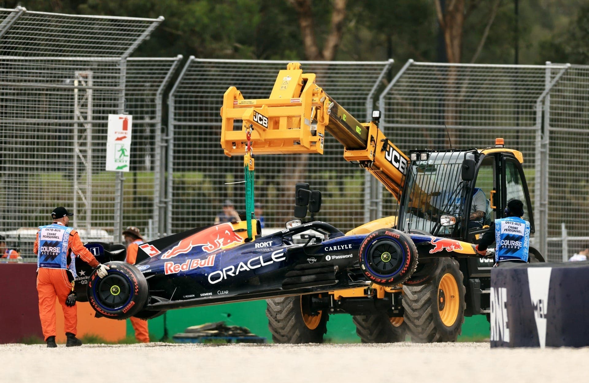 Com guindaste, comissários retiram carro de Max Verstappen após acidente no GP da Austrália