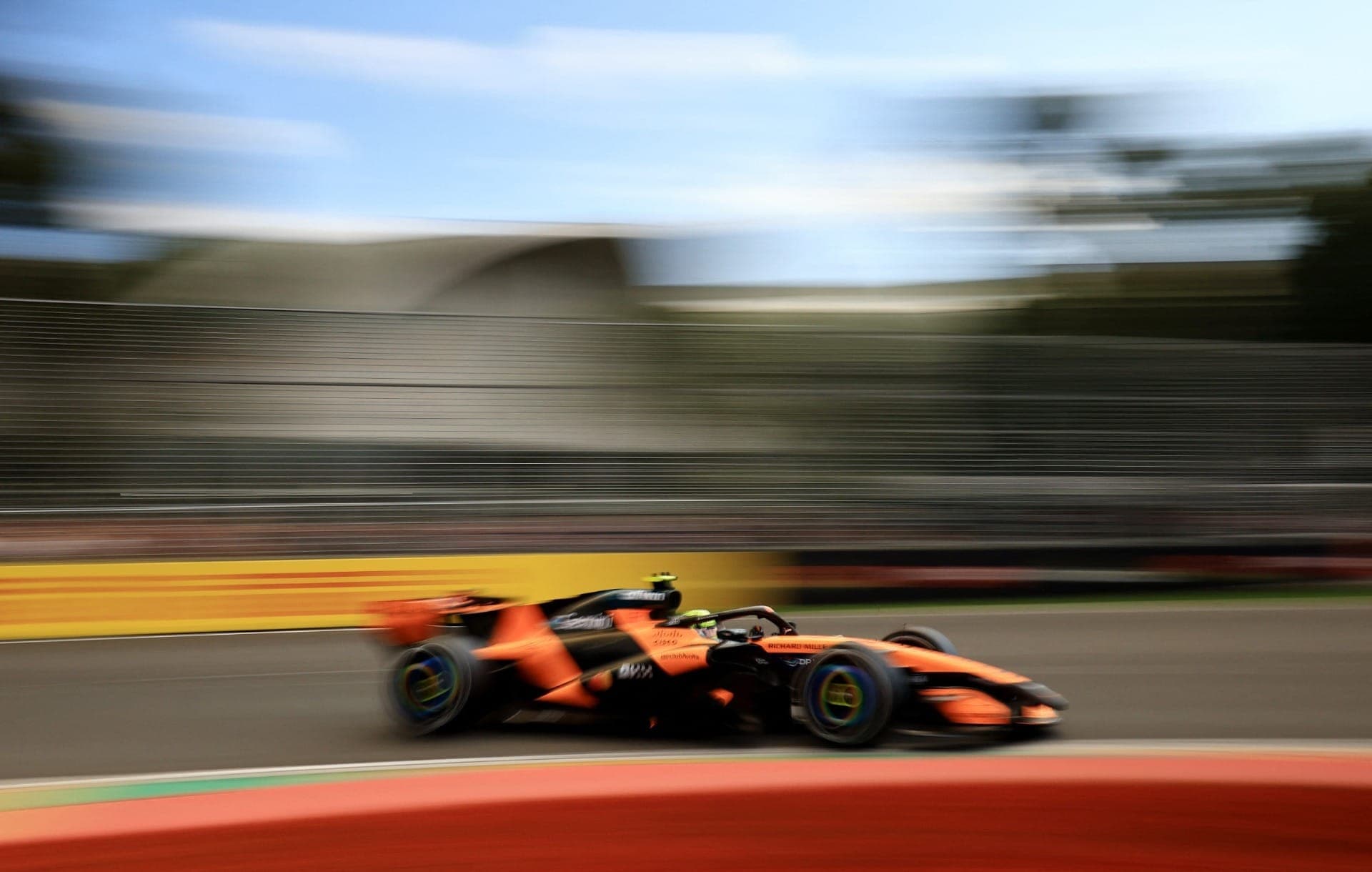 Norris, atual campeão, teve estreia apagada na temporada 2026