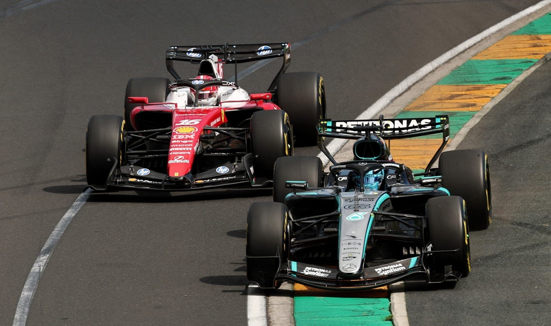 Russell e Leclerc trocaram a liderança entre si algumas vezes na corrida