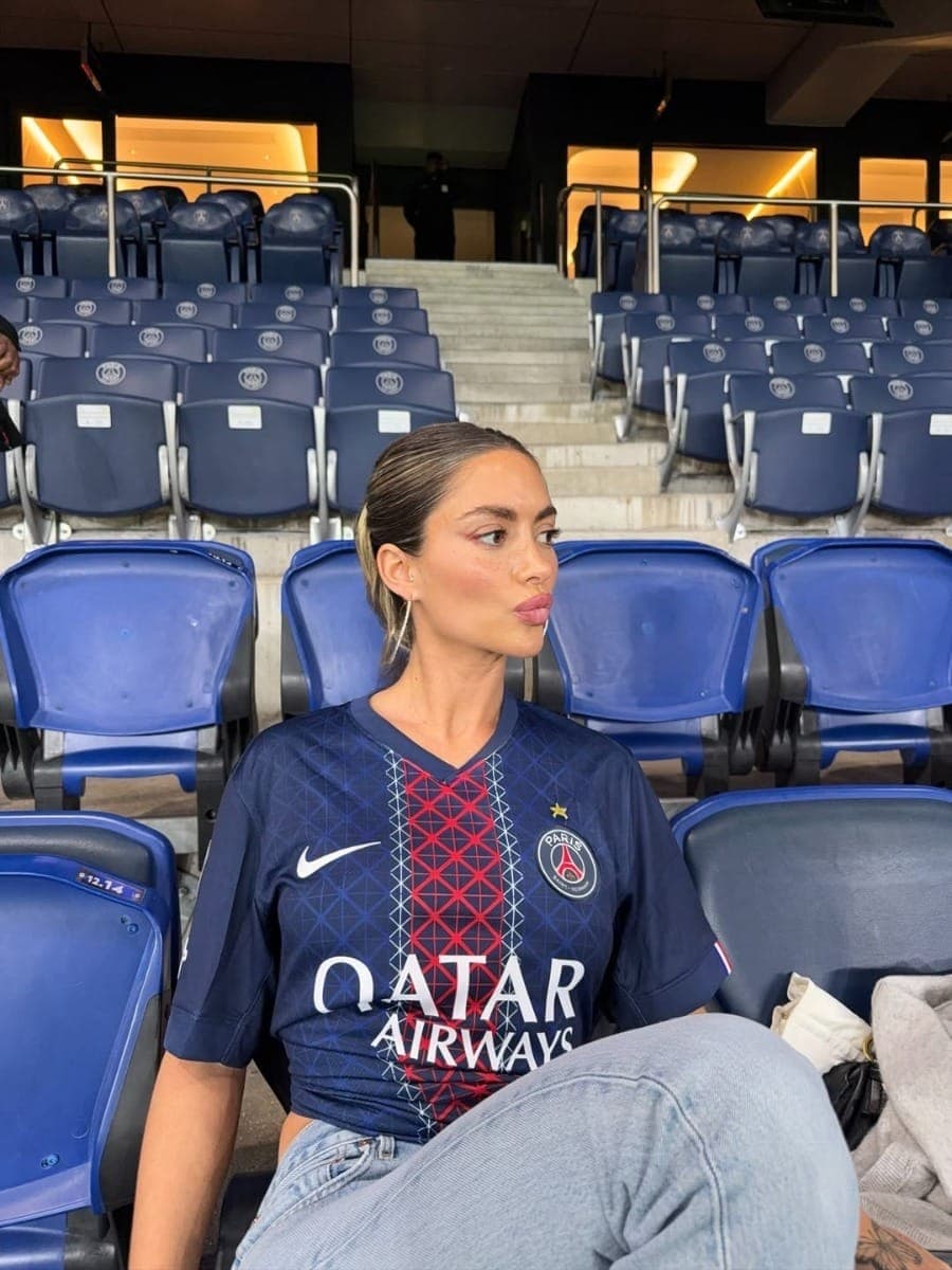 Pauline Tantot com a camisa do PSG