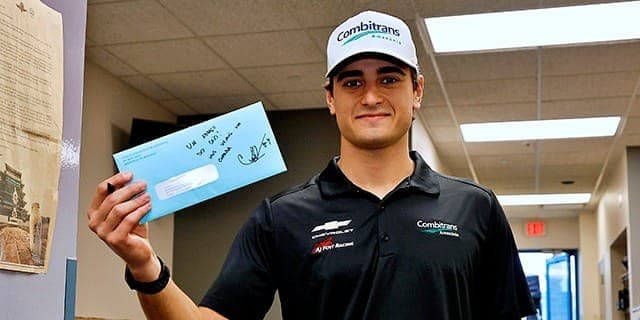 Caio Collet participa de envio dos envelopes com ingressos da Indy 500