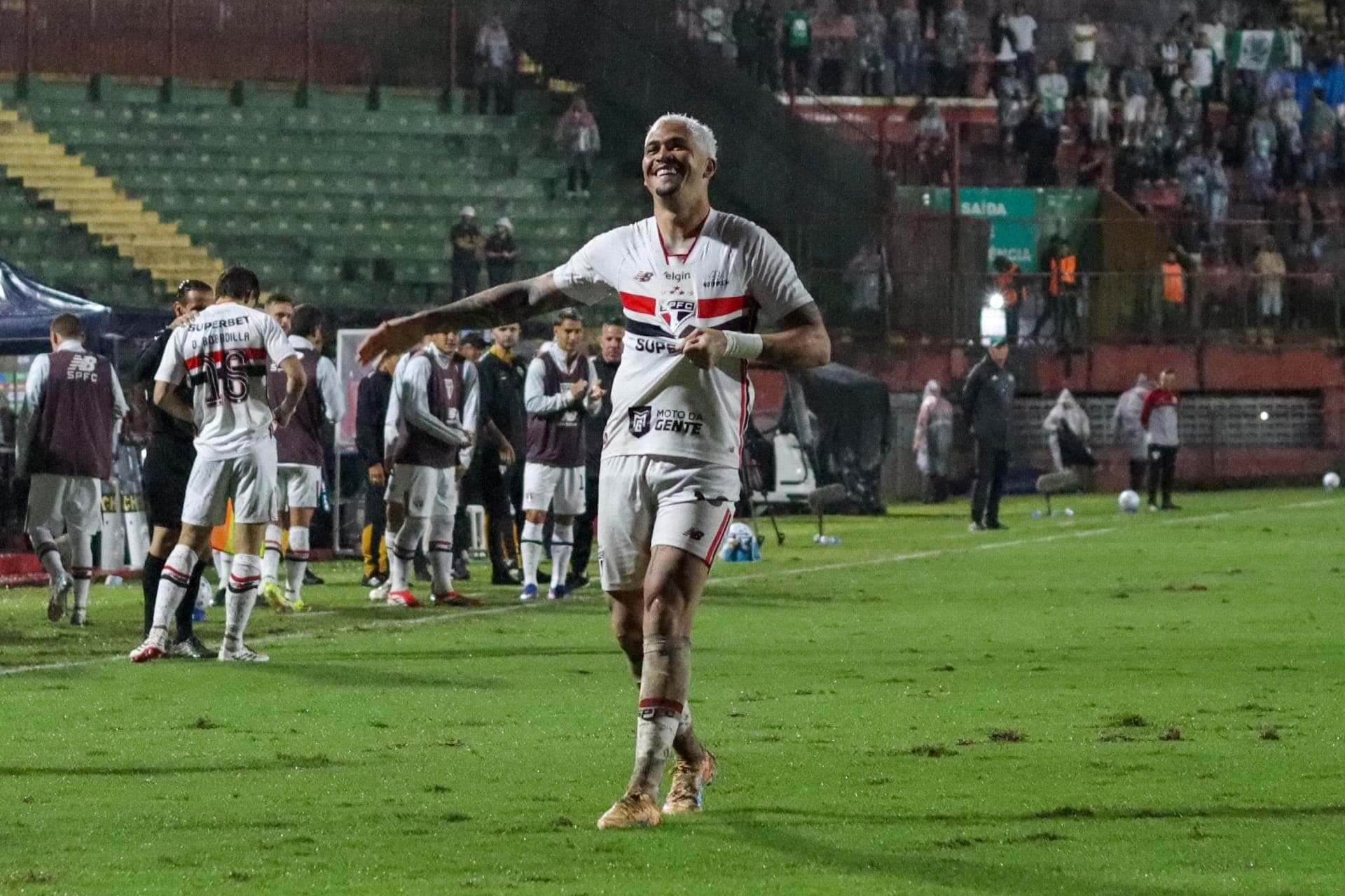 Luciano comemora um dos gols do São Paulo sobre a Chapecoense, pelo Brasileirão
