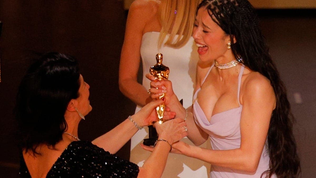 Chase Infiniti, de "Uma Batalha Após a Outra" entrega Oscar de Melhor Elenco a Cassandra Kulukundis