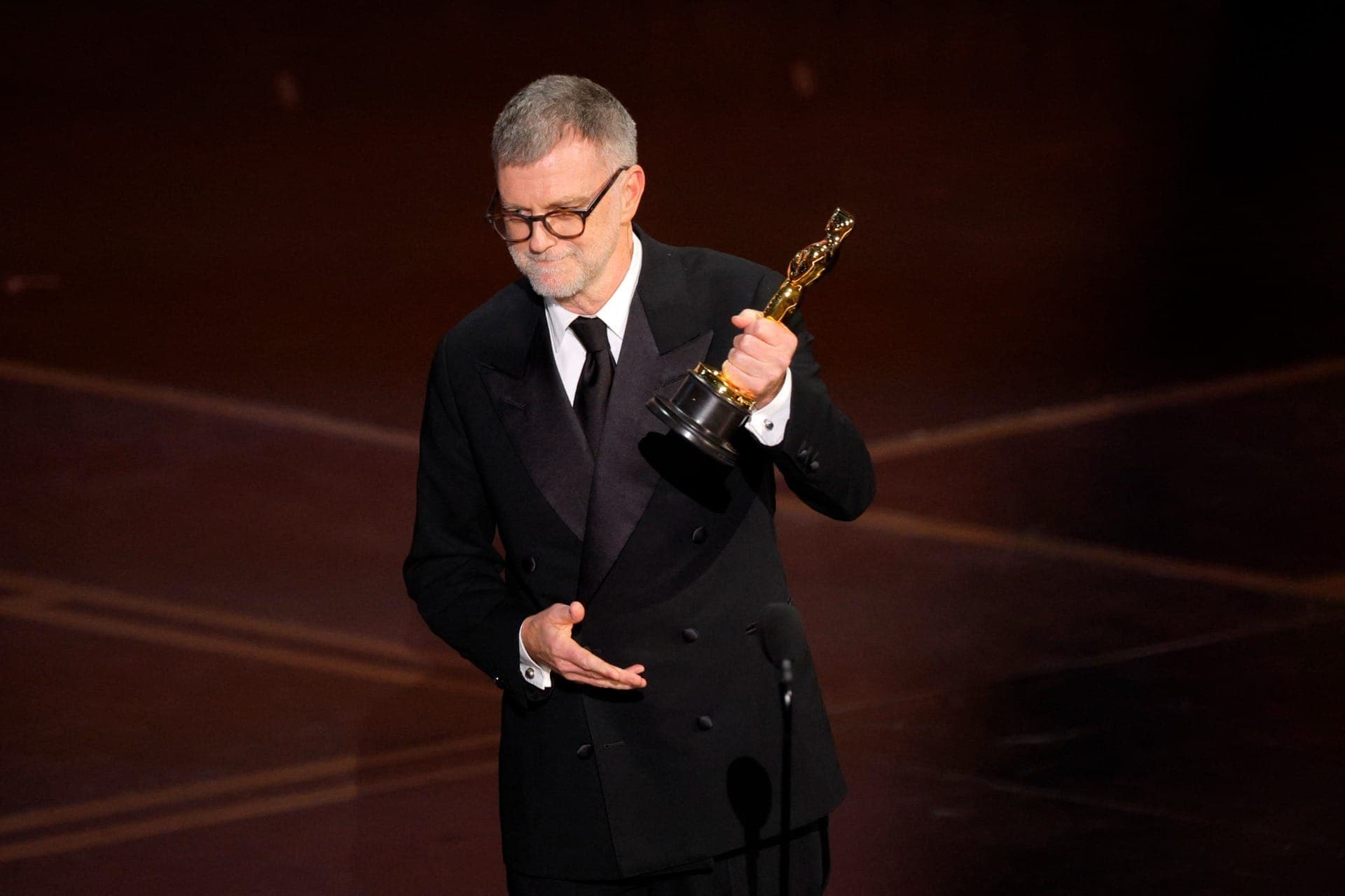 Paul Thomas Anderson recebe Oscar de Melhor Direção por "Uma Batalha Após a Outra"