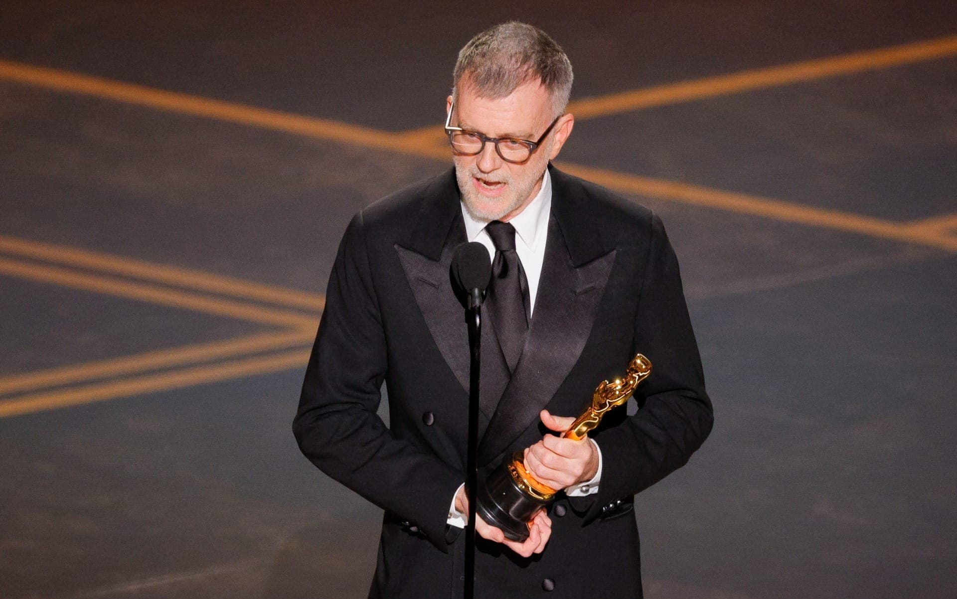 Paul Thomas Anderson recebe Oscar de Melhor Roteiro Adaptado por "Uma Batalha Após a Outra"