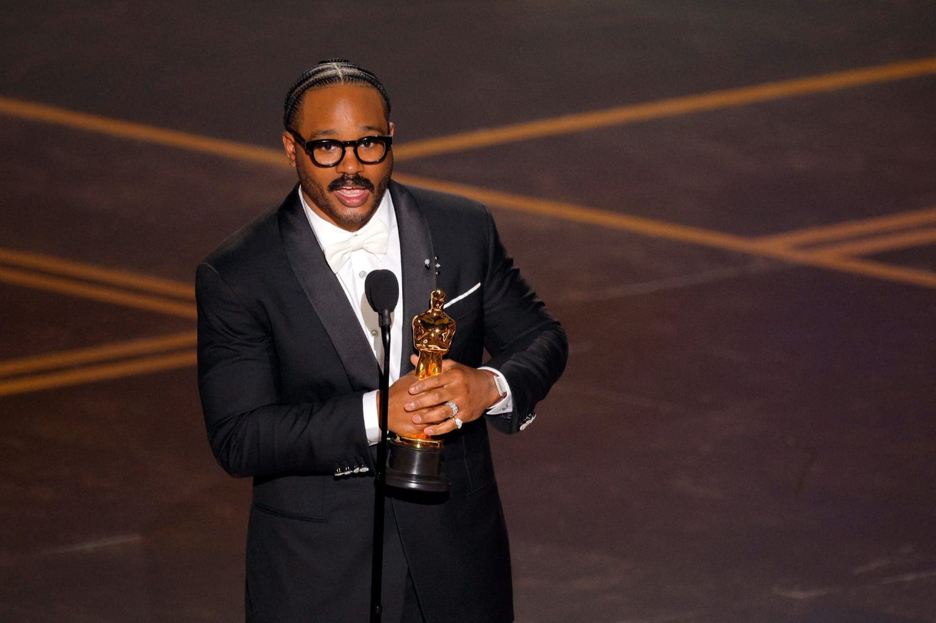 Ryan Coogler recebe Oscar de Roteiro Original por "Pecadores"