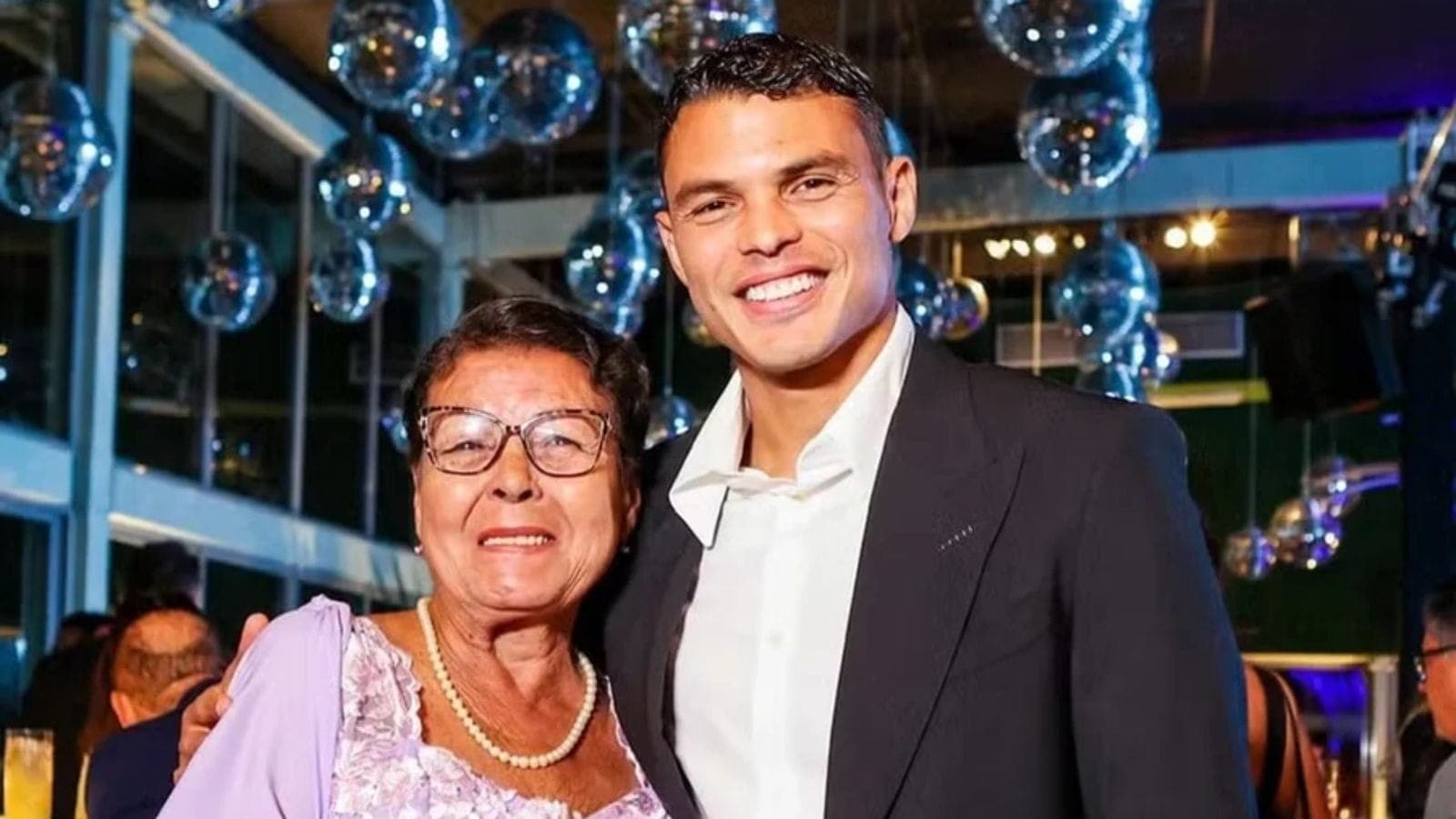 Thiago Silva com a mãe Angela Maria