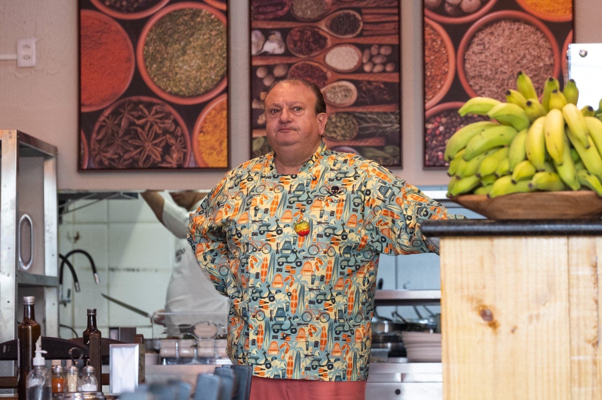 Após reforma, Jacquin observa o movimento do Bar do Pio