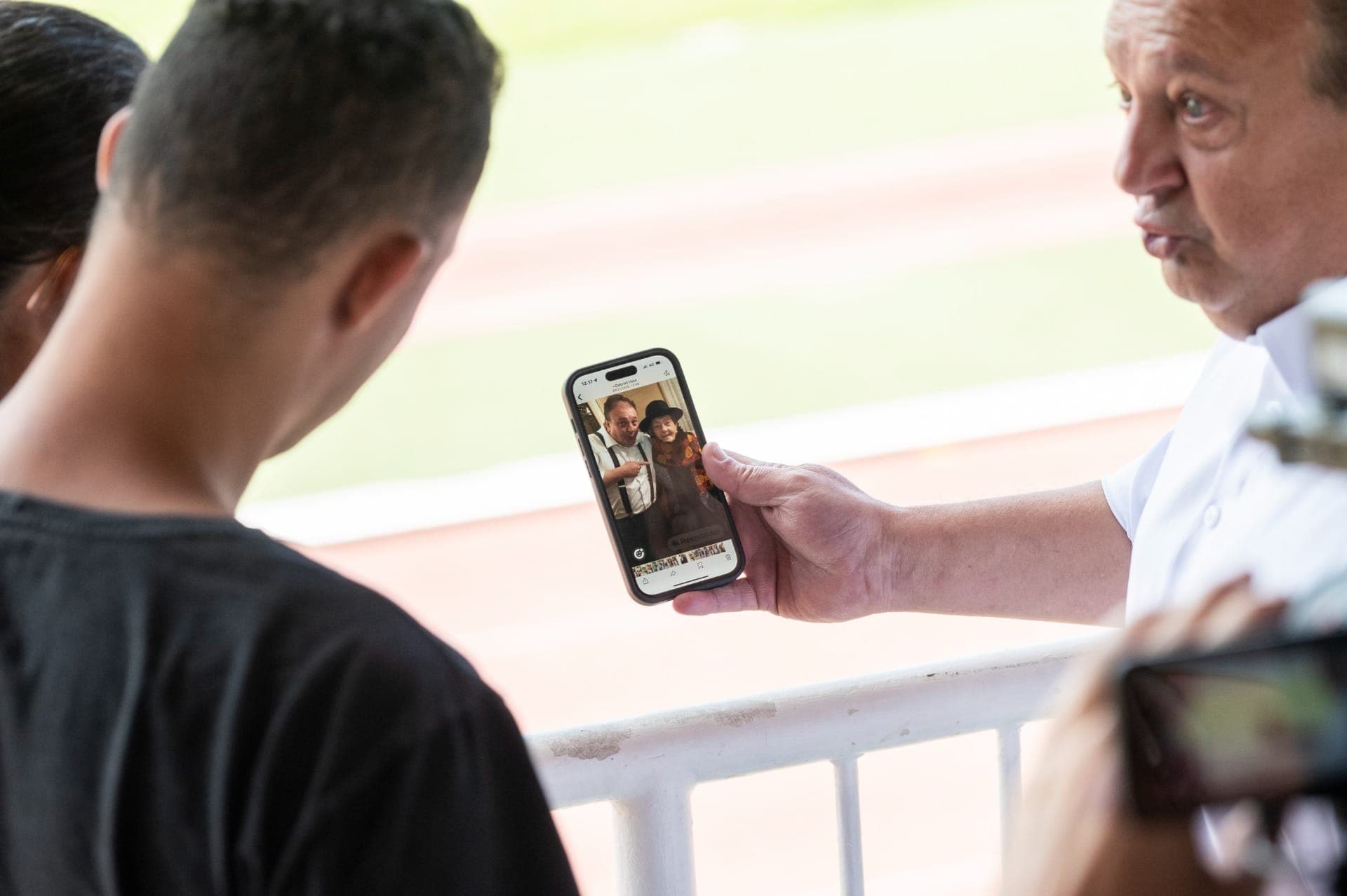 Chef se emociona ao mostrar para Eleni e Uelison foto preferida dele ao lado da mãe, falecida há dois anos.