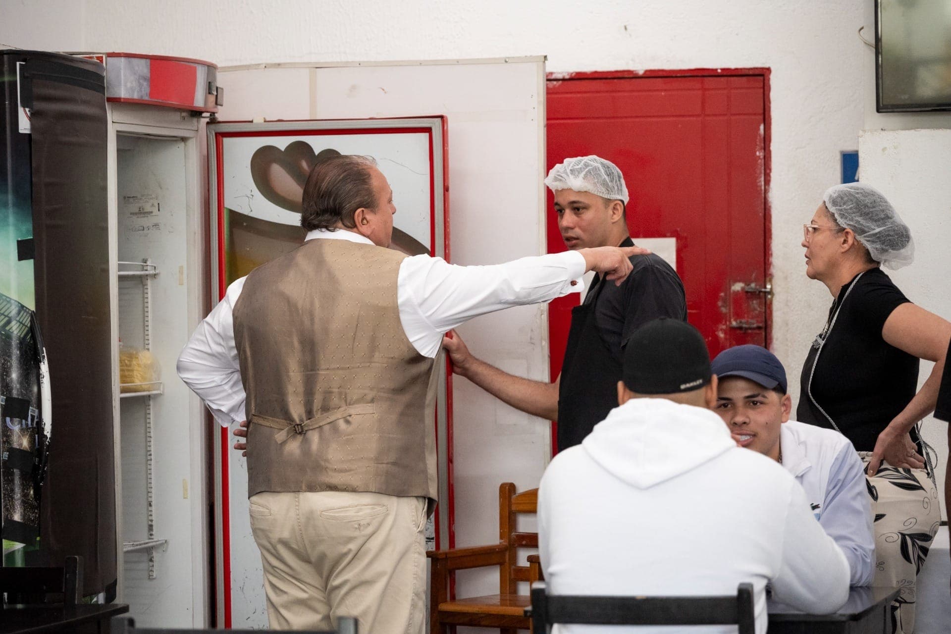 Jacquin abre a geladeira do Bar do Pio e discute com proprietária
