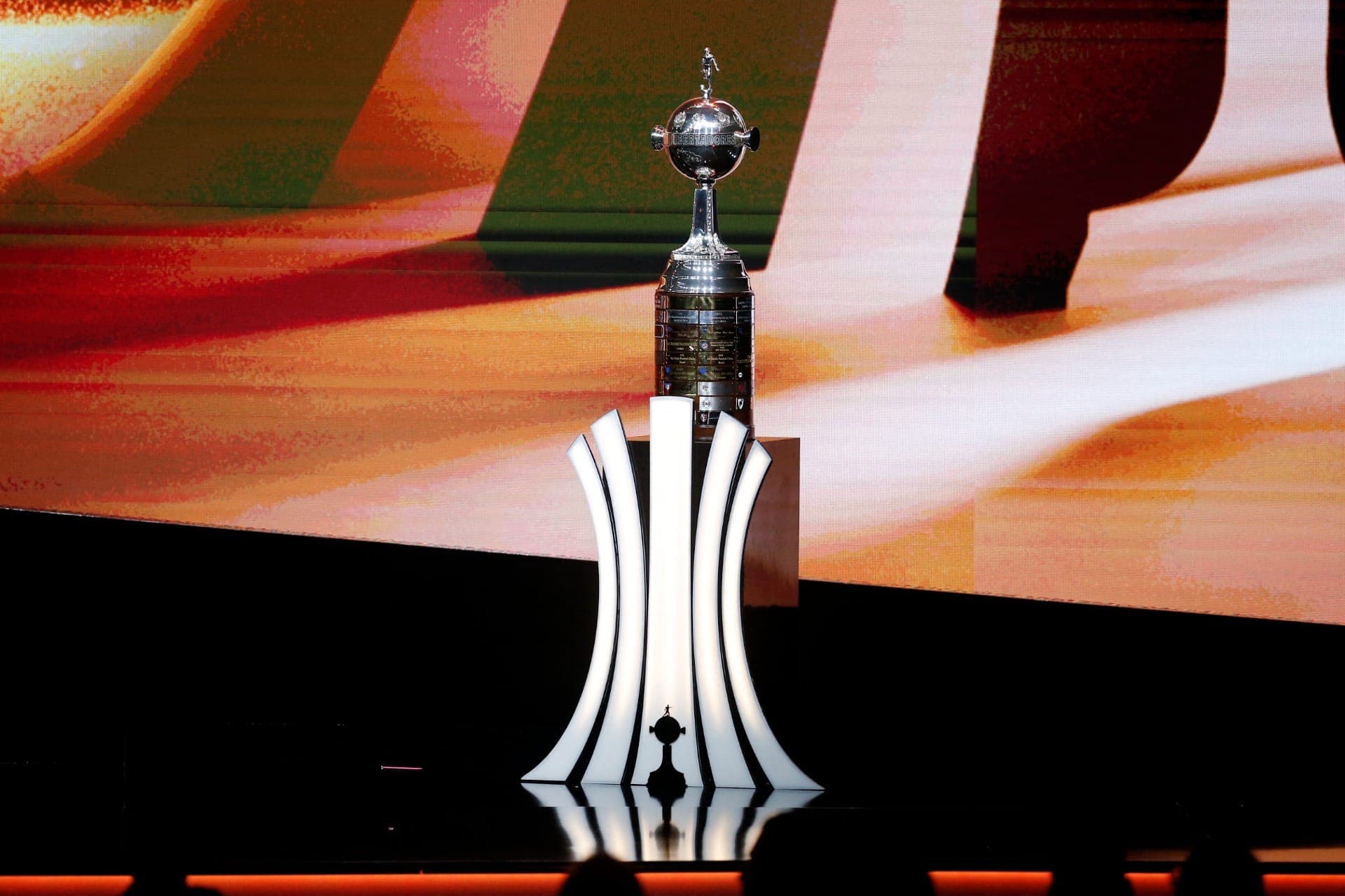 Libertadores tem seu troféu exposto durante o sorteio da fase de grupos