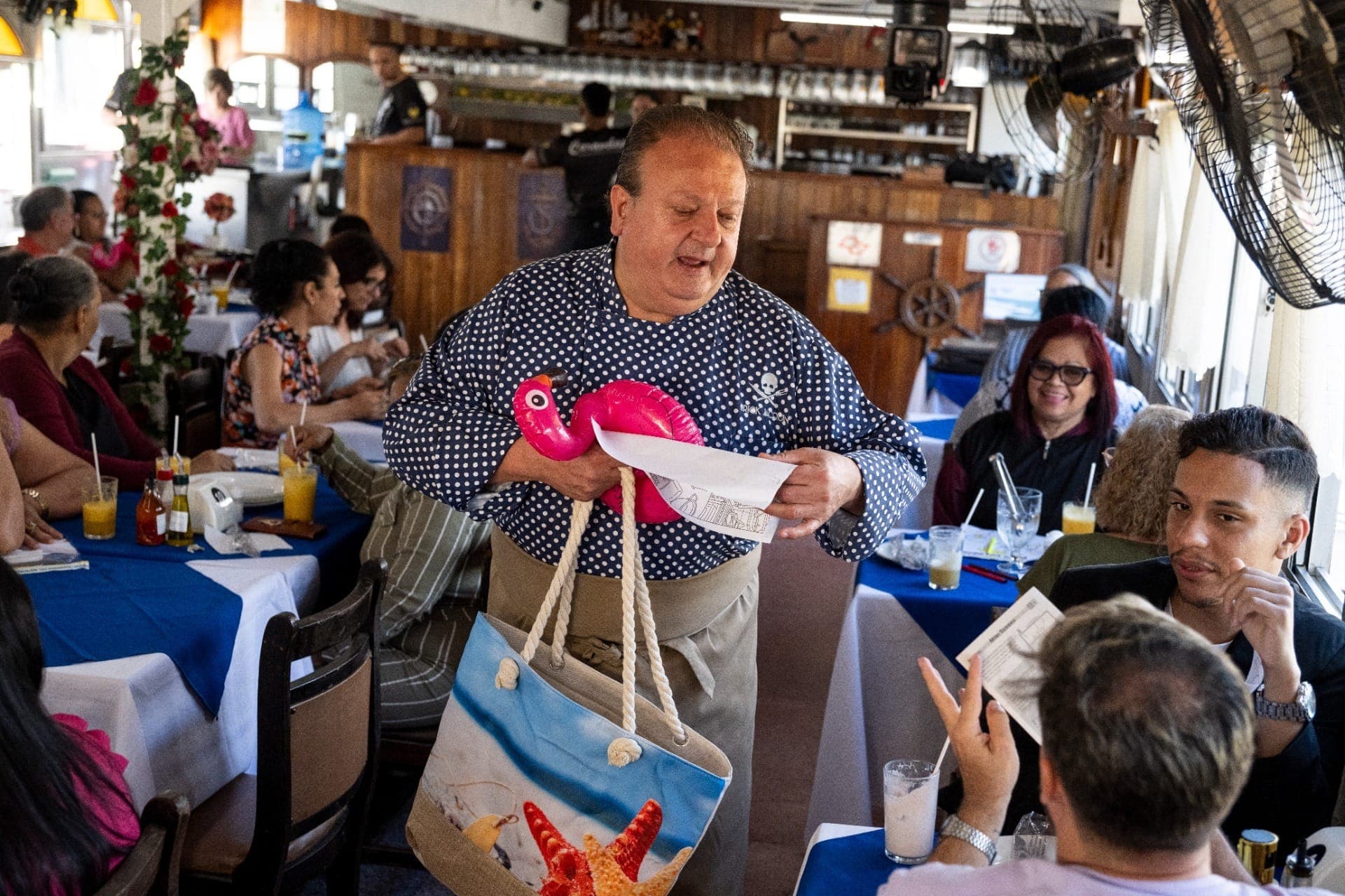 Chef distribui brinquedos para os clientes se distraírem enquanto aguardam os pratos.