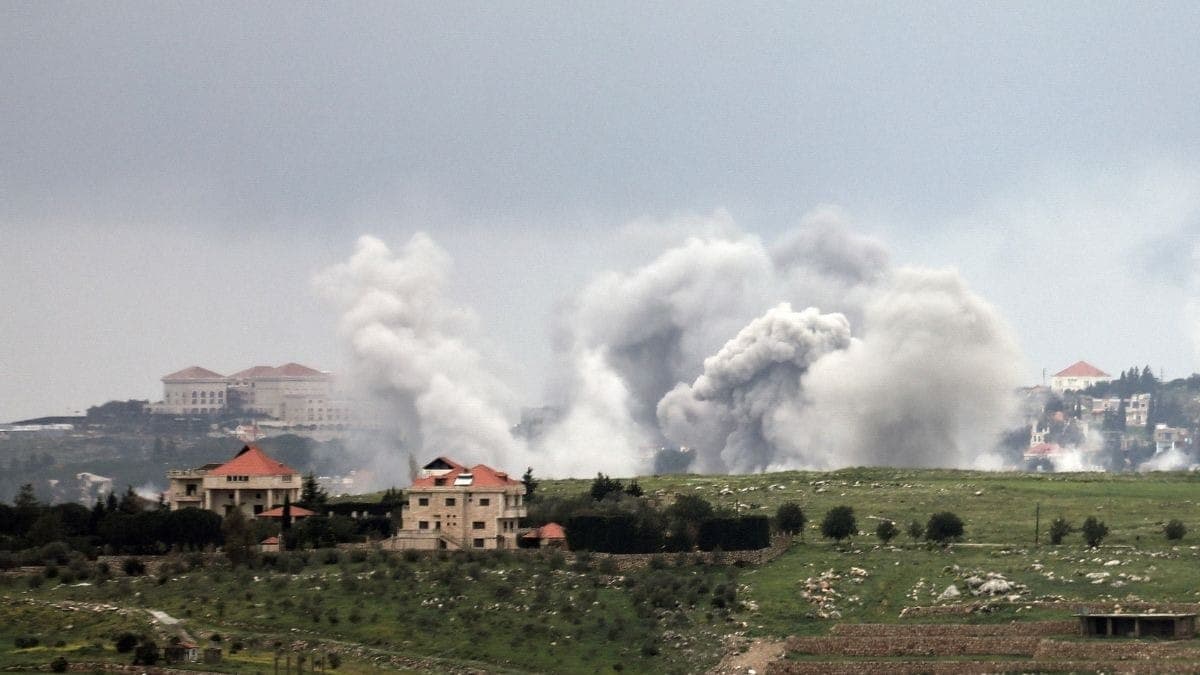 Fumaça sobe após um ataque israelense, na sequência de uma escalada entre o Hezbollah e Israel em meio ao conflito entre os EUA e Israel com o Irã.