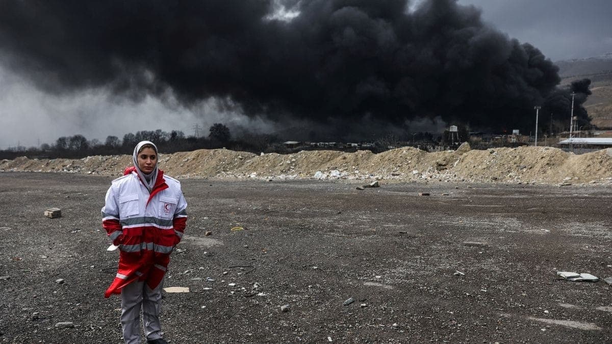 Fumaça sobe após um suposto ataque a tanques de combustível em Shahran, em meio ao conflito entre os EUA e Israel com o Irã, em Teerã.