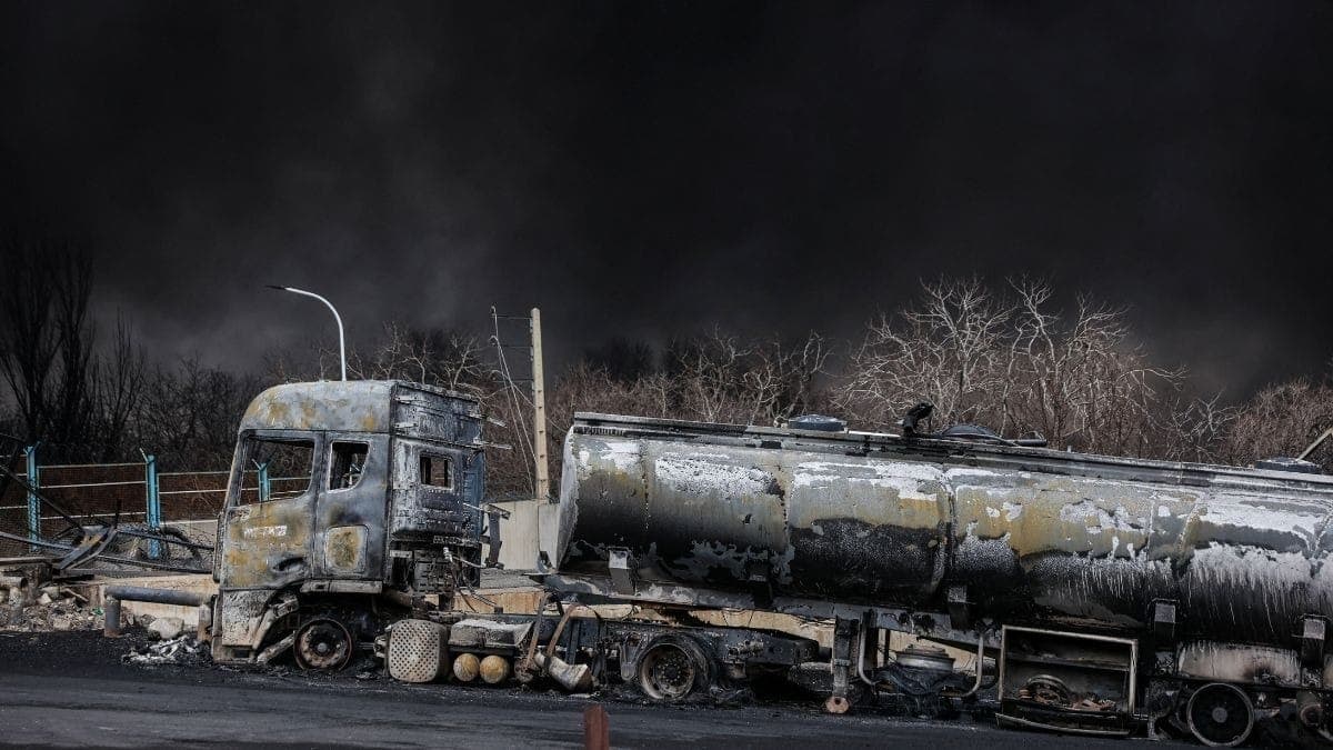 Fumaça sobe após um suposto ataque a tanques de combustível em Shahran, em meio ao conflito entre os EUA e Israel com o Irã, em Teerã.