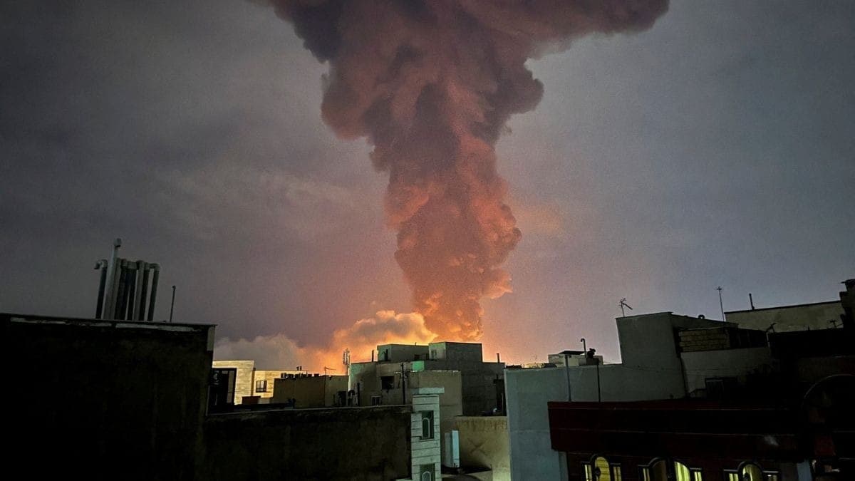 Fumaça sobe após uma explosão, em meio ao conflito entre os EUA e Israel com o Irã, em Teerã.