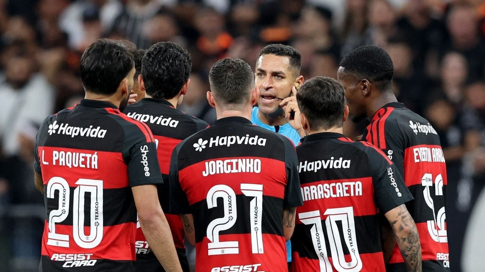 Rodrigo José Pereira de Lima cercado por atletas do Flamengo