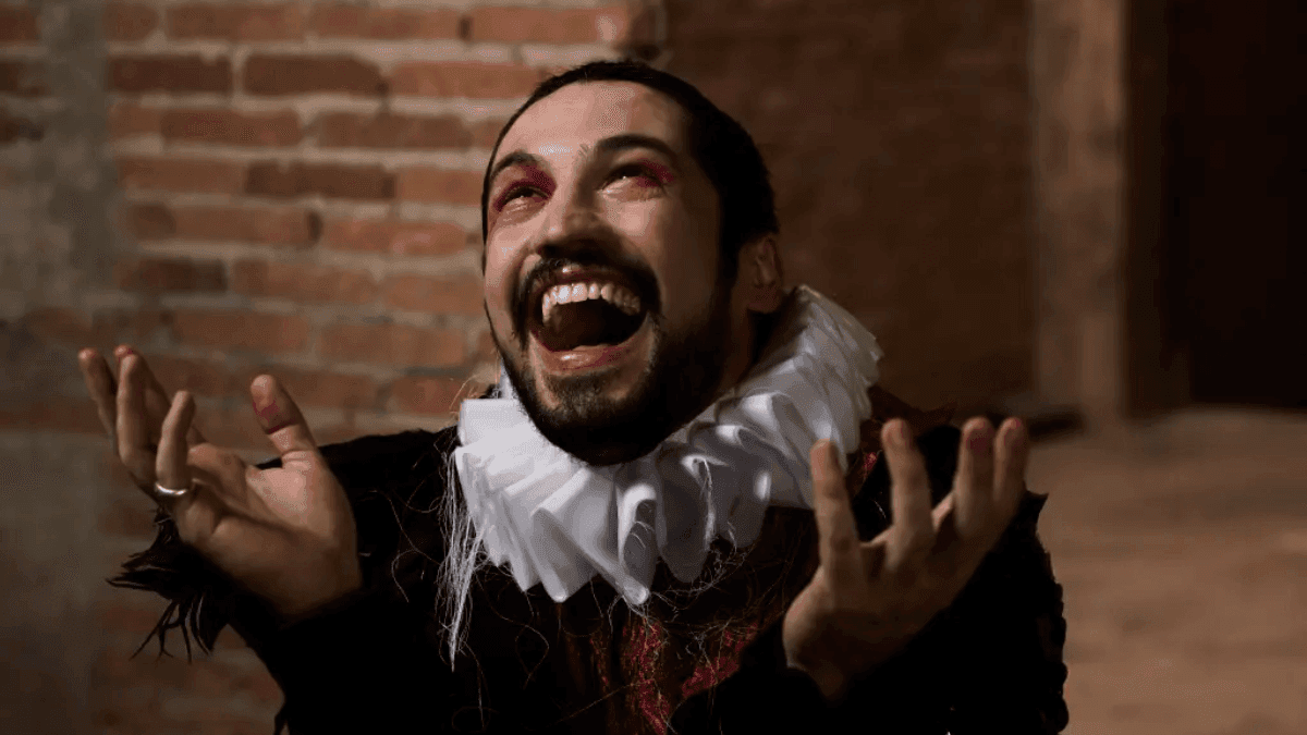 Gabriel Leone é Hamlet em montagem de Rafael Gomes