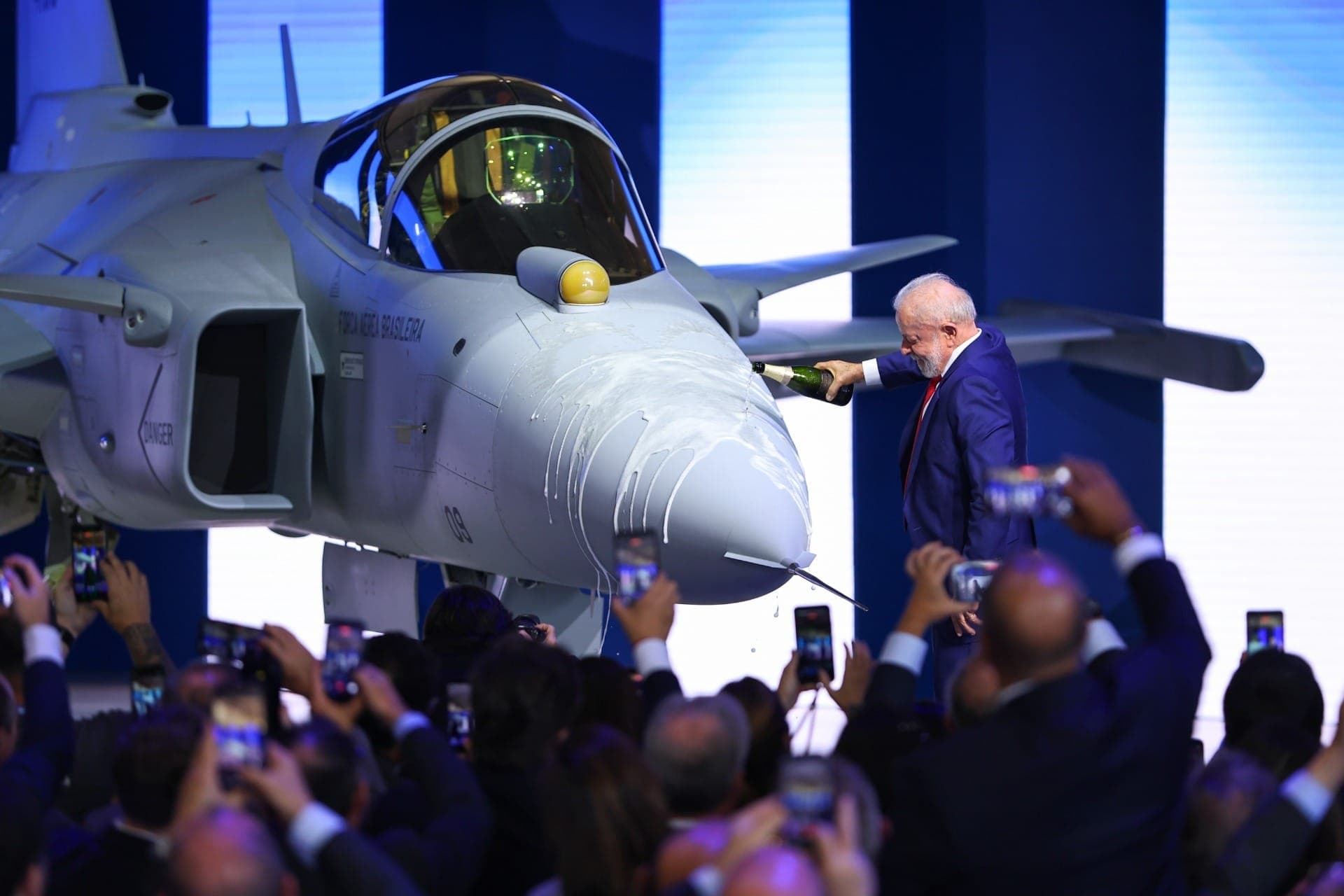 Presidente Lula acompanha apresentação do primeiro caça Gripen produzido no Brasil