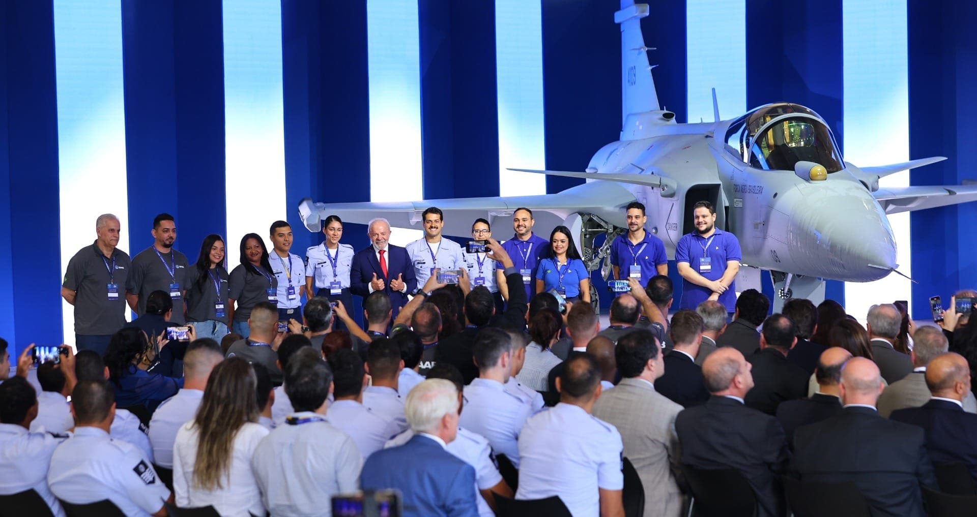 Primeiro caça supersônico produzido no Brasil, o F-39E Gripen, é apresentado ao público